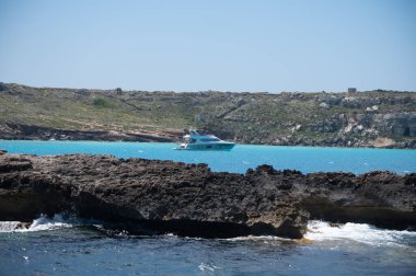 Trapani 'den tekne gezisi ve açık turkuvaz suyu, tuff kayaları, terk edilmiş taş ocakları, Sicilya, İtalya yakınlarındaki Egadi Adaları ile birlikte Favignana adasının kıyı şeridi manzarası.