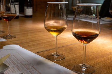 Eski büyük meşe fıçılarıyla şarap mahzeni ziyareti, güçlendirilmiş kuru veya tatlı marsala şarabı ile tatma bardakları Marsala, Sicilya, İtalya 'da şarap endüstrisi