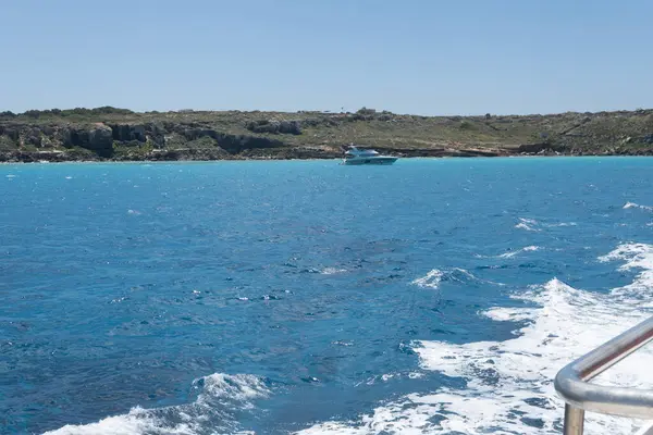 Trapani 'den tekne gezisi ve açık turkuvaz suyu, tuff kayaları, terk edilmiş taş ocakları, Sicilya, İtalya yakınlarındaki Egadi Adaları ile birlikte Favignana adasının kıyı şeridi manzarası.