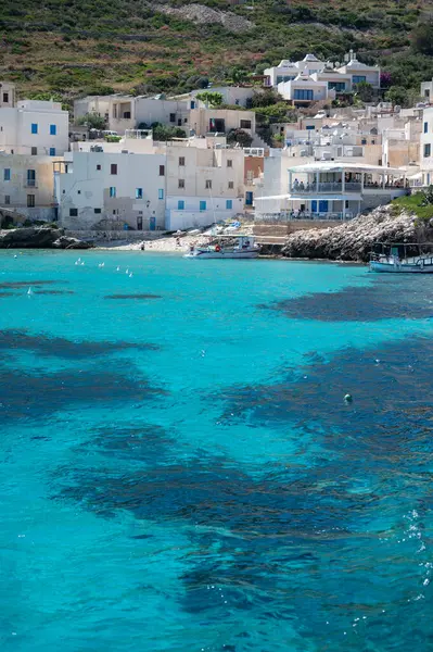 Levanzo, Egadi Adaları 'nın en küçüğü, Sicilya yakınlarında sakin bir inziva yeri, liman çevresindeki pitoresk köy, beyaz evler ve büyüleyici açık mavi su limanı, seyahat yeri, tekne gezisi.