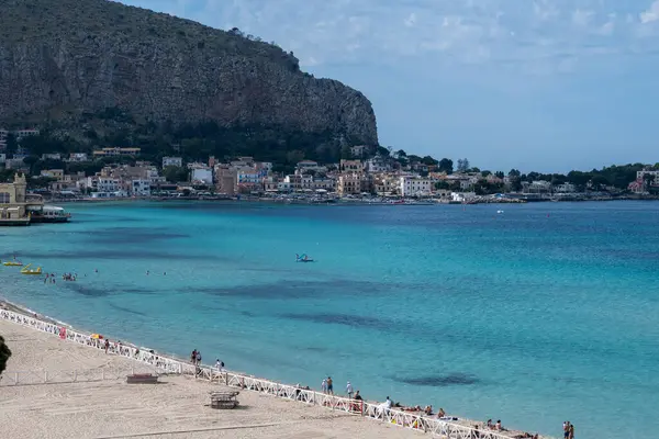 Deniz kenarında güneşli bir gün, Mondello Sahili, Sicilya 'da Palermo yakınlarında, güzel, altın kumu, turkuaz suları ve İtalya' nın güneyinde büyüleyici villaları olan.