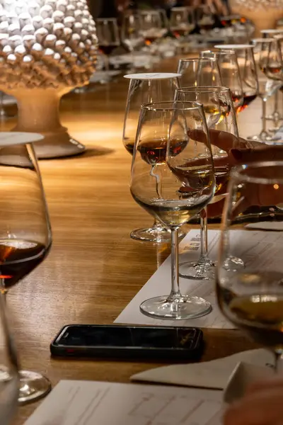 Eski büyük meşe fıçılarıyla şarap mahzeni ziyareti, güçlendirilmiş kuru veya tatlı marsala şarabı ile tatma bardakları Marsala, Sicilya, İtalya 'da şarap endüstrisi