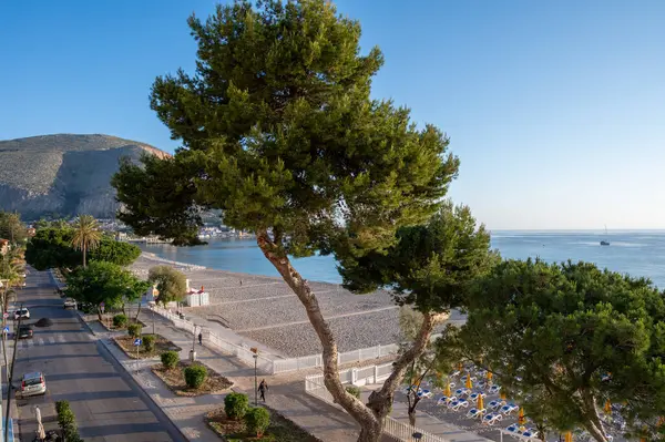 Deniz kenarında güneşli bir gün, Mondello Sahili, Sicilya 'da Palermo yakınlarında, güzel, altın kumu, turkuaz suları ve İtalya' nın güneyinde büyüleyici villaları olan.