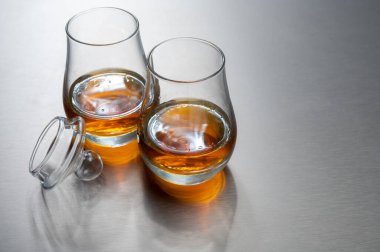 Scotch malt ve speyside harmanlanmış viski ya da viski tatma İskoçya 'da içki imalathanesinde yakın çekim