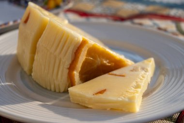 İtalyan provolone peyniri taze portakalla yapılır, Sicilya peyniri, Palermo yemeği, Mondello 'da servis edilir.