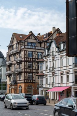 Kuzey Denizi 'nde, Flanders, De Haan ya da Le Coq sur Mer, Belçika' da Belle Epoque tarzında inşa edilmiş rahat bir sahil tatil köyü manzarası.
