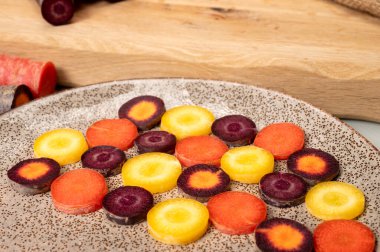 Renkli taze çiğ mor, sarı, kırmızı ve mor turuncu havuç Hollanda 'daki seradan sebze kökü, sağlıklı besin maddeleri.