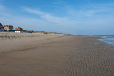 Kuzey Denizi 'nin sıcacık sahil köyünde beyaz kumlu bir sahil. Flanders, De Haan veya Le Coq sur Mer' de Belle Epoque tarzında inşa edilmiş.