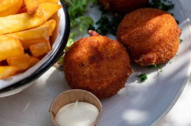 Açık kafede öğle yemeği. Vejetaryen peyniri ve yeşil kuşkonmaz kroket yanında taze salata ve Belçika, Bruges 'de patates kızartması.