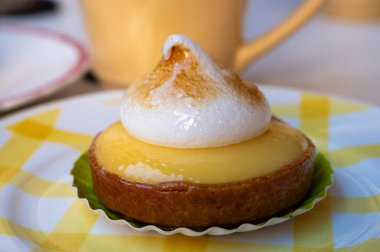 Fransız pastanesinden beyaz yumurtalı bir dilim limonlu turta.