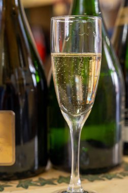 Beyaz, köpüklü şarap brut, Grand Rezerv, Grand Cru 'da şampanya Vallee de la Marne' da köy yapımı Ay-Şampanya Şarabı, Champagne Bölgesi, Fransa