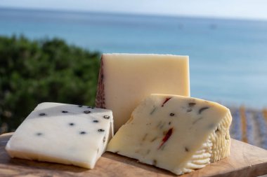 Taze roket salatası, siyah biber, zeytin, şarap, Sicilya peyniri, Palermo yemeği ve Mondello sahilindeki deniz manzarası nea Palermo, Sicilya