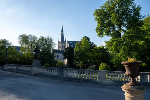 Şampanya Bulvarı 'nda gün batımında yürümek, Epernay, Fransa, cadde manzarası, ağaçlar, dekorasyonlar, gün ışığında şampanya evleri.