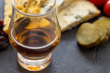 Viski ve peynir eşleştirme, viski bardağı ve tabağı tatma, dilimlenmiş eski mavi stilton ve mavi shropshire peyniri, İngiltere 'nin yiyecek ve içeceği.