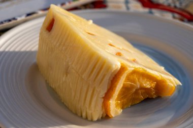 İtalyan provolone peyniri taze portakalla yapılır, Sicilya peyniri, Palermo yemeği, Mondello 'da servis edilir.