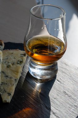 Viski ve peynir eşleştirme, viski bardağı ve tabağı tatma, dilimlenmiş eski mavi stilton ve mavi shropshire peyniri, İngiltere 'nin yiyecek ve içeceği.