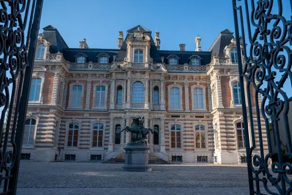 Şampanya Bulvarı 'nda gün batımında yürümek, Epernay, Fransa, cadde manzarası, ağaçlar, dekorasyonlar, gün ışığında şampanya evleri.