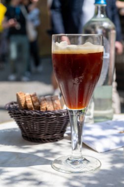 Belçika birası, Bruges 'deki eski bira fabrikasında, dubbel dark, lezzetli içecek, birayla öğle yemeği, turizm merkezi, Flanders, Belçika