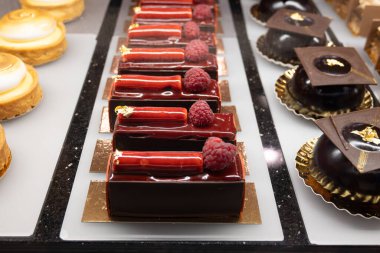 Avusturya tatlıları, Avusturya 'nın Viyana kentindeki geleneksel fırın kafesinde sergilenen farklı tipte çikolata ve meyveli kekler.