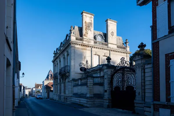 Dar sokaklar ve eski evler Grand Cru Şampanya köyü Ay-Şampanya Marne Nehri vadisi, Fransa güneşli bir günde