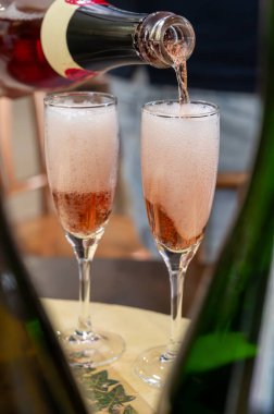 Gül ve şarap tatma, köpüklü pembe şarap, büyük rezerv, Grand Cru Ay-Şampanya Şarabı Vallee de la Marne köyü, şampanya bölgesi, Fransa