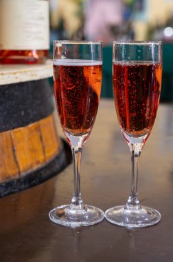 Gül ve şarap tatma, köpüklü pembe şarap, büyük rezerv, Grand Cru Ay-Şampanya Şarabı Vallee de la Marne köyü, şampanya bölgesi, Fransa