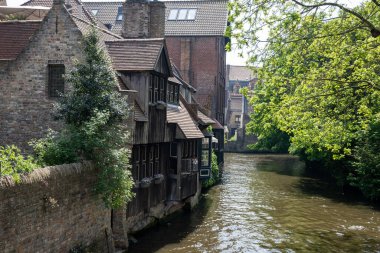 Bruges, Flanders, Belçika 'daki eski ortaçağ binalarının kanalı, köprüsü ve ön cepheleri güneşli bir günde gidilecek yer.