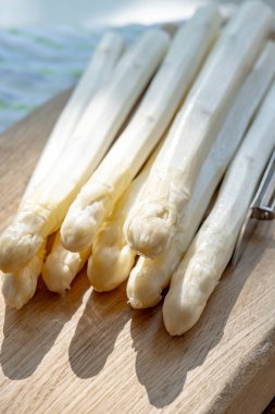 Hollandalı çiftçiler yüksek kaliteli ürünler, yıkanmış ve soyulmuş taze beyaz kuşkonmaz, mevsimlik vejetaryen gıdalar, gün ışığında