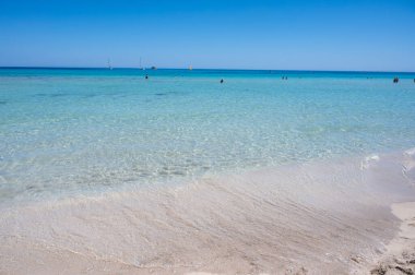Deniz kenarında güneşli bir gün, Mondello Sahili, Sicilya 'da Palermo yakınlarında, güzel, altın kumu, turkuaz suları ve İtalya' nın güneyinde büyüleyici villaları olan.