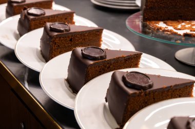 Viyana 'daki eski klasik kafe restoranının mutfağında Avusturya kaynaklı kayısı reçelli ünlü Sachertorte çikolatalı pastasından bir sürü beyaz tabak.