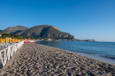 Deniz kenarında güneşli bir gün, Mondello Sahili, Sicilya 'da Palermo yakınlarında, güzel, altın kumu, turkuaz suları ve İtalya' nın güneyinde büyüleyici villaları olan.