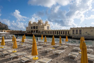 Deniz kenarındaki gezinti güvertesi, Mondello Sahili, Sicilya 'da Palermo yakınlarında, güzel, altın kumu, turkuaz suları, büyüleyici binaları ve villaları olan, İtalya' nın güneyi, tatil beldesi.