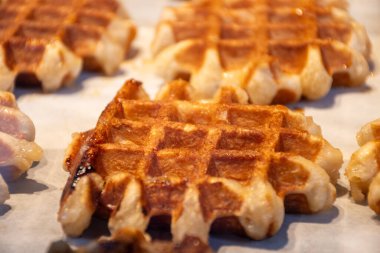 Brüksel, Flanders, Belçika 'da çeşitli malzemelerle pişirilmiş Belçika şekerli waffle' lar, lezzetli sokak yemekleri.