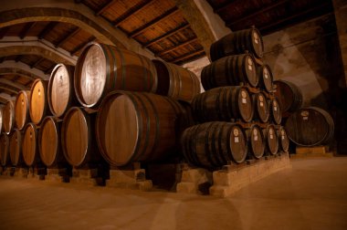Eski büyük meşe fıçılarıyla şarap mahzeni ziyareti, Marsala, Sicilya 'da güçlendirilmiş kuru veya tatlı marsala şarabı üretimi, İtalya' da şarap endüstrisi