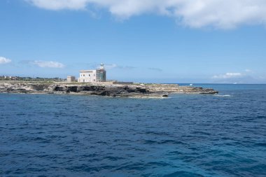 Trapani 'den tekne gezisi ve açık turkuvaz suyu, tuff kayaları, terk edilmiş taş ocakları, Sicilya, İtalya yakınlarındaki Egadi Adaları ile birlikte Favignana adasının kıyı şeridi manzarası.