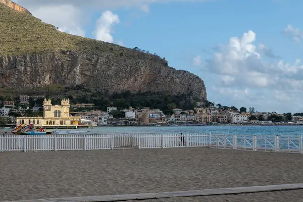 Sicilya 'da Palermo yakınlarında Mondello Plajı' nda fırtınalı bir hava var. Güzel, altın kumu, turkuaz suları ve İtalya 'nın güneyinde büyüleyici villaları var.