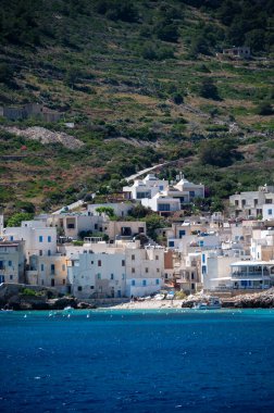 Levanzo, Egadi Adaları 'nın en küçüğü, Sicilya yakınlarında sakin bir inziva yeri, liman çevresindeki pitoresk köy, beyaz evler ve büyüleyici açık mavi su limanı, seyahat yeri, tekne gezisi.