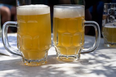 Belçika birası özel bardaklarda servis edilir Bruges 'deki eski bira fabrikasında, açık ya da koyu, lezzetli içecek, birayla öğle yemeği, turizm merkezi, Flanders, Belçika