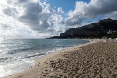 Sicilya 'da Palermo yakınlarında Mondello Plajı' nda fırtınalı bir hava var. Güzel, altın kumu, turkuaz suları ve İtalya 'nın güneyinde büyüleyici villaları var.