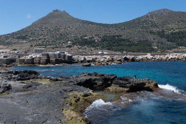 Favignana adasının kıyı şeridi, tuff kayaları, kültürel miras terk edilmiş taş ocakları, mağaralar, antik kalenit çıkarması, inşa için kullanılan taş, Sicilya, İtalya yakınlarındaki Egadi Adaları, tekne gezisi.