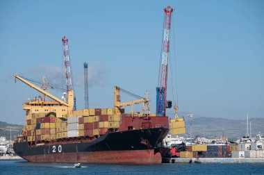 Büyük okyanus konteynırları, deniz taşımacılığı, deniz konteynırları, gemi kiralama, uluslararası ulaşım, Trapani limanı, Sicilya, İtalya