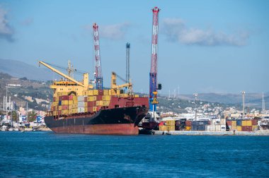Büyük okyanus konteynırları, deniz taşımacılığı, deniz konteynırları, gemi kiralama, uluslararası ulaşım, Trapani limanı, Sicilya, İtalya