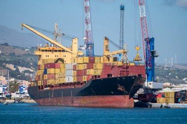 Büyük okyanus konteynırları, deniz taşımacılığı, deniz konteynırları, gemi kiralama, uluslararası ulaşım, Trapani limanı, Sicilya, İtalya