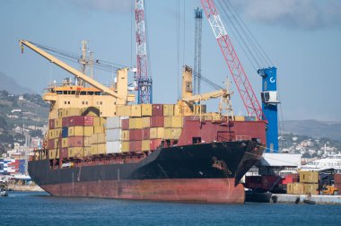 Büyük okyanus konteynırları, deniz taşımacılığı, deniz konteynırları, gemi kiralama, uluslararası ulaşım, Trapani limanı, Sicilya, İtalya