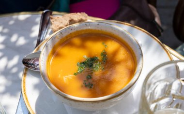 Baharatlı havuç çorbası ve harissa acılı biber, limon, sarımsak ve kişniş karışımı.