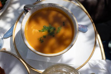 Baharatlı havuç çorbası ve harissa acılı biber, limon, sarımsak ve kişniş karışımı.