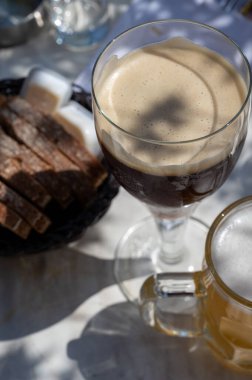 Belçika birası, Bruges 'deki eski bira fabrikasında, dubbel dark, lezzetli içecek, birayla öğle yemeği, turizm merkezi, Flanders, Belçika