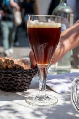 Belçika birası, Bruges 'deki eski bira fabrikasında, dubbel dark, lezzetli içecek, birayla öğle yemeği, turizm merkezi, Flanders, Belçika