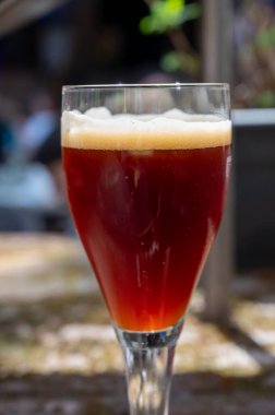 Belçika birası, Bruges 'deki eski bira fabrikasında, dubbel dark, lezzetli içecek, birayla öğle yemeği, turizm merkezi, Flanders, Belçika