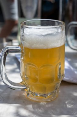 Belçika birası, Bruges 'deki eski bira fabrikasında, açık ya da koyu, lezzetli bir içecek, birayla öğle yemeği, turizm merkezi, Flanders, Belçika